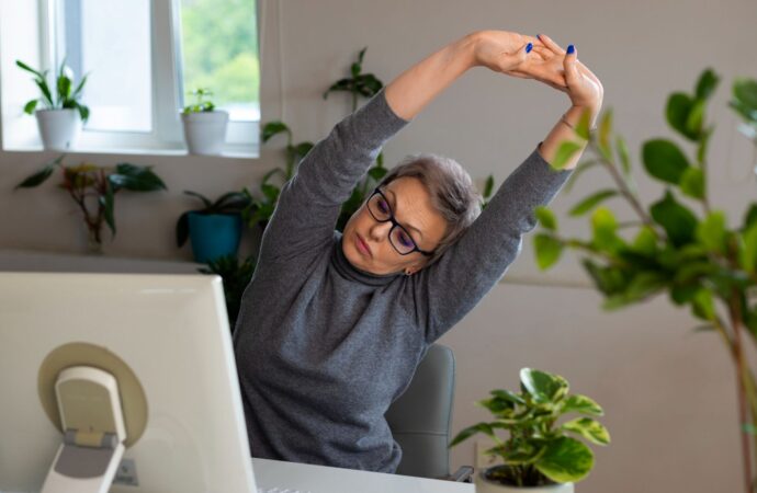 5 prostych ćwiczeń przy biurku, które odciążą plecy i poprawią samopoczucie