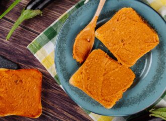 Kanapki z pastą z pieczonej dyni. Kolacja i szybka przekąska na zimno