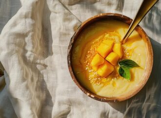 Kasza jaglana na mleku kokosowym z mango i wiórkami. Pomysł na śniadanie na słodko