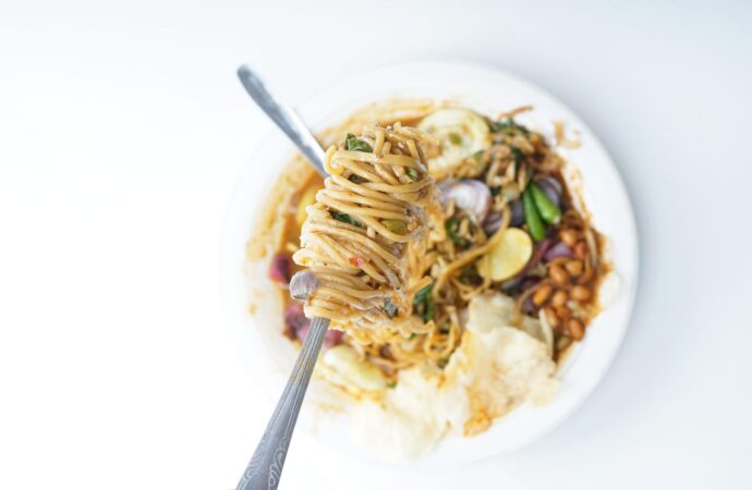 Makaron pełnoziarnisty z tofu, sosem sojowym i warzywami. Pomysł na obiad