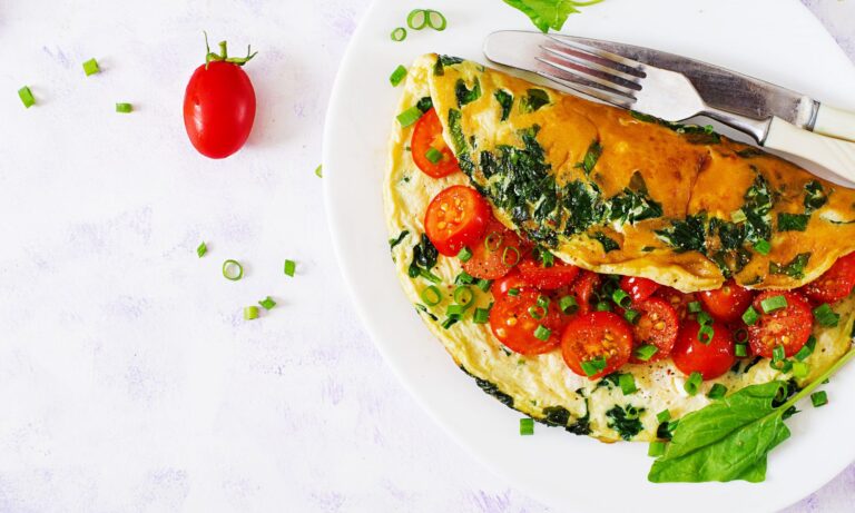 Omlet z ricottą, pomidorkami i szpinakiem. Szybkie śniadanie na ciepło