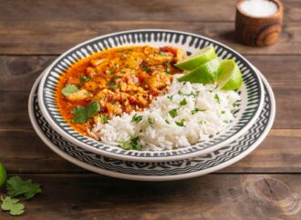 Ryż jaśminowy z indykiem w sosie curry i warzywami. Przepis na szybki obiad