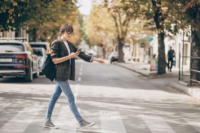 Dłuższy spacer działa lepiej niż kilka krótkich (liczy się nie tylko ilość kroków)