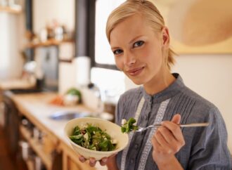 Co jeść na diecie low‑carb, a czego unikać, by schudnąć i być zdrowym