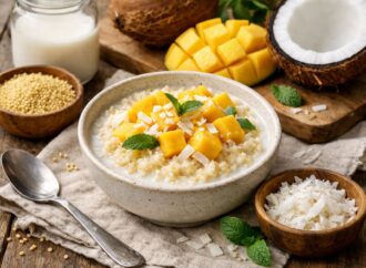 Kasza jaglana na mleku kokosowym z mango. Pomysł na śniadanie na słodko