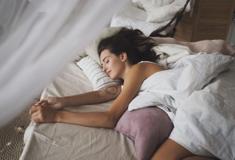 Nocne poty u kobiet i mężczyzn: poznaj mniej i bardziej oczywiste przyczyny