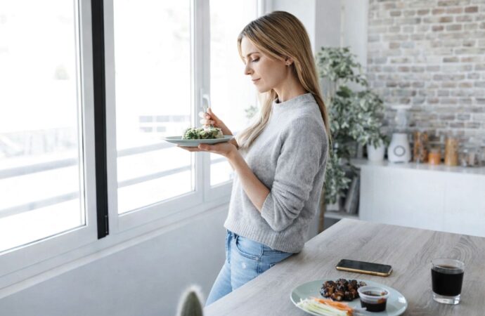 Post przerywany 16/8: ile posiłków i jakie godziny? Zobacz, co mówi dietetyk