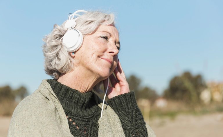 Wellbeing seniorów: jak dbać o siebie w dojrzałym wieku. Przepis na dobre życie