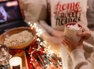 Co oglądać w święta? Najlepsze filmy i seriale: kultowe klasyki oraz nowości