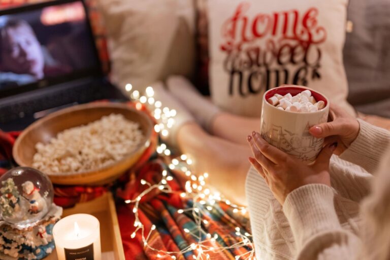 Co oglądać w święta? Najlepsze filmy i seriale: kultowe klasyki oraz nowości