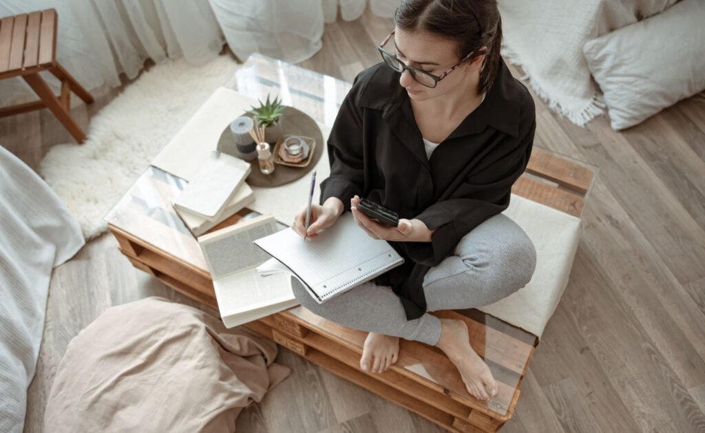 Journaling: pytania, które pomagają się zatrzymać i zadbać o dobrostan zimą