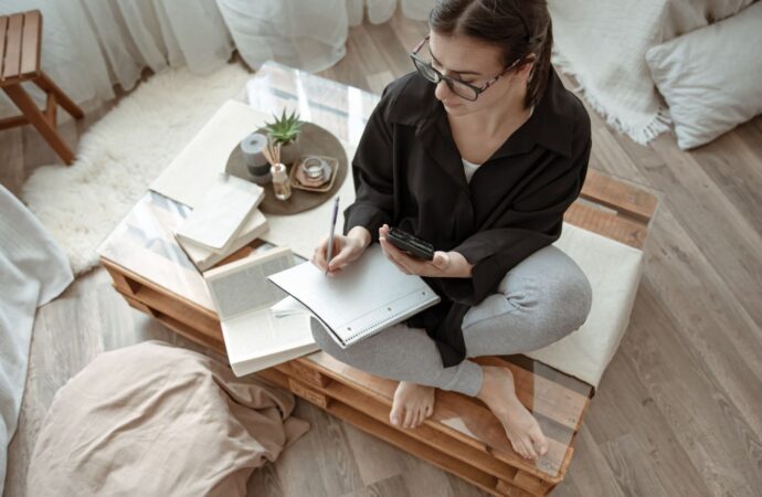 Journaling: pytania, które pomagają się zatrzymać i zadbać o dobrostan zimą