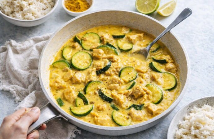 Szybkie i proste curry kokosowe. Prosty obiad Low Carb (także w wersji wege)
