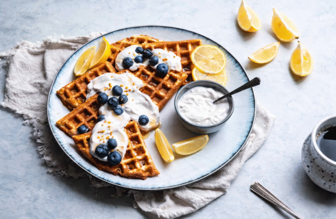 Gofry migdałowe Low Carb z borówkami i jogurtem. Pomysł na szybkie śniadanie