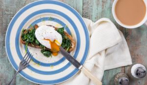 Jajka po florencku w wersji fit. Pomysł na szybkie śniadanie na ciepło Low Carb