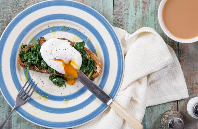 Jajka po florencku w wersji fit. Pomysł na szybkie śniadanie na ciepło Low Carb