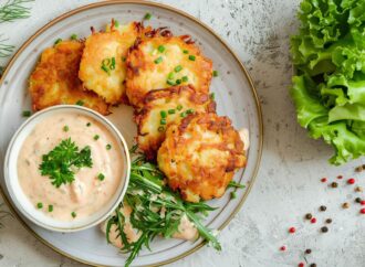 Kotleciki z jajek i kalafiora z sosem jogurtowo-czosnkowym (Low Carb)