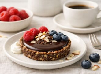 Mini tarta czekoladowa bez pieczenia na migdałowym spodzie. Deser Low Carb