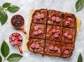 Proteinowe brownie z gorzką czekoladą. Pomysł na pyszny na fit deser Low Carb
