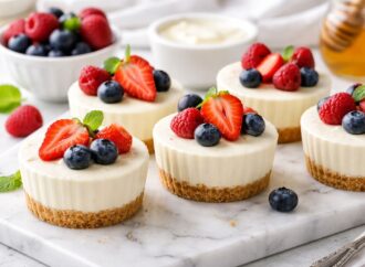 Mini serniczki waniliowe z jogurtu proteinowego. Szybki deser Low Carb