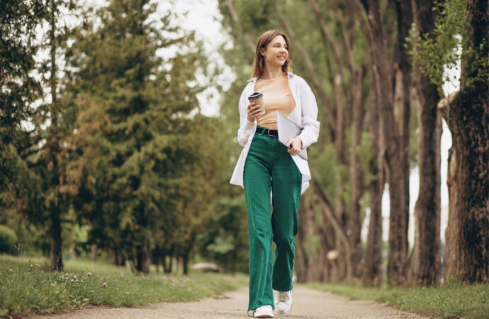 Co daje spacer? Korzyści dla zdrowia serca, nastroju, odchudzania i formy