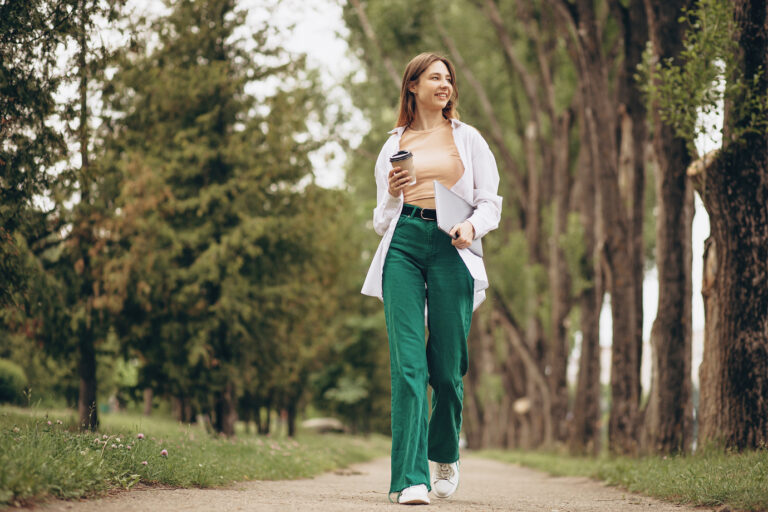 Co daje spacer? Korzyści dla zdrowia serca, nastroju, odchudzania i formy