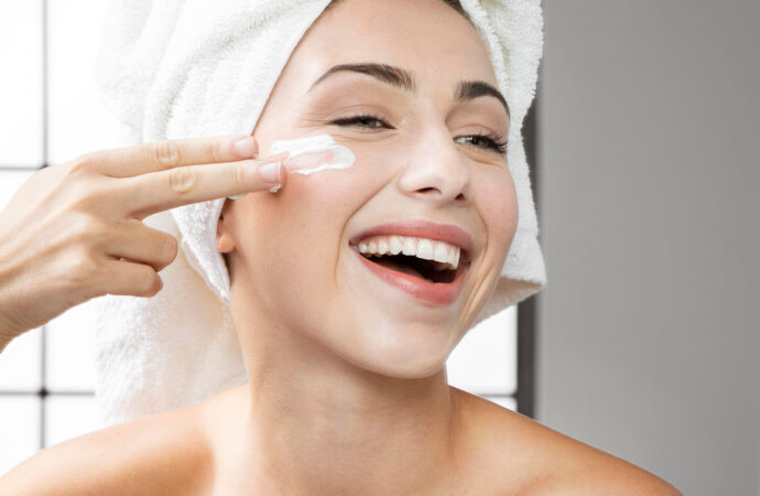 Pielęgnacja twarzy. Sprawdź, co ma sens, a co jest tylko marketingiem