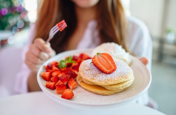 Szybkie posiłki low-carb (do 20 minut). Pomysły na 10 prostych i sycących dań