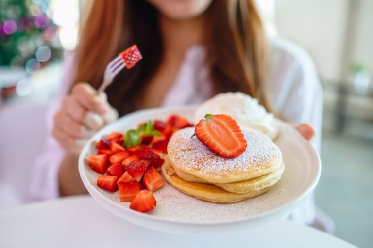 Szybkie posiłki low-carb (do 20 minut). Pomysły na 10 prostych i sycących dań