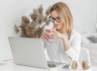 AI zabiera pracę, ale i tworzy zawody. Sprawdź, które znikną. Co robić?