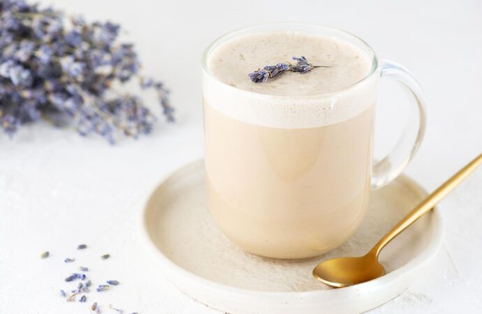 Lawendowe latte i inne produkty z lawendą: trend, ale czy zdrowy wybór