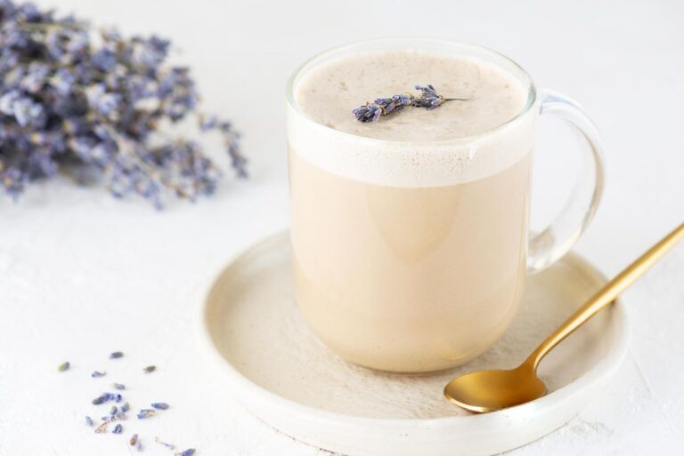 Lawendowe latte i inne produkty z lawendą: trend, ale czy zdrowy wybór