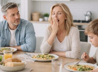 Czy senność po posiłku jest normalna? Dietetyk wyjaśnia i wskazuje przyczyny