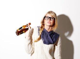 Alkohol a odchudzanie: sprawdź, dlaczego weekend psuje Twoją dietę