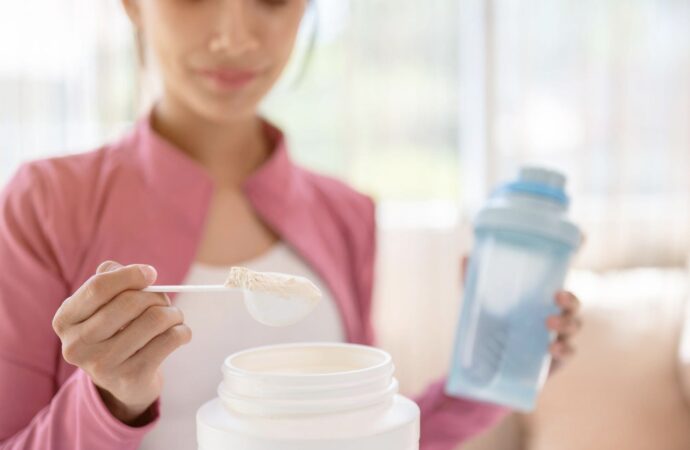 Białko i odżywka białkowa: komu i kiedy są potrzebne? Jak wybrać najlepszą