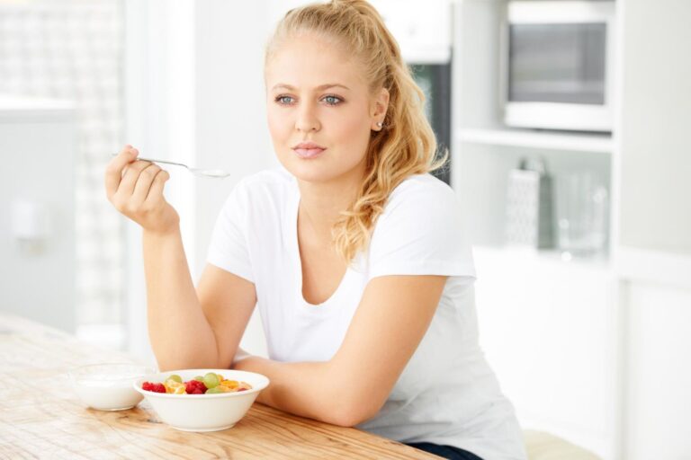 Jesz zdrowo, a brzuch nie znika? Te „fit” przekąski mogą blokować odchudzanie