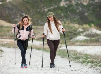 Nordic walking: jak chodzić z kijkami i dlaczego po 40. to strzał w dziesiątkę?