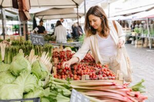 Jedzenie wspierające wellbeing. Jakie warzywa i owoce warto jeść w maju?