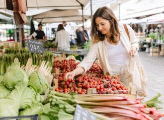 Jedzenie wspierające wellbeing. Jakie warzywa i owoce warto jeść w maju?
