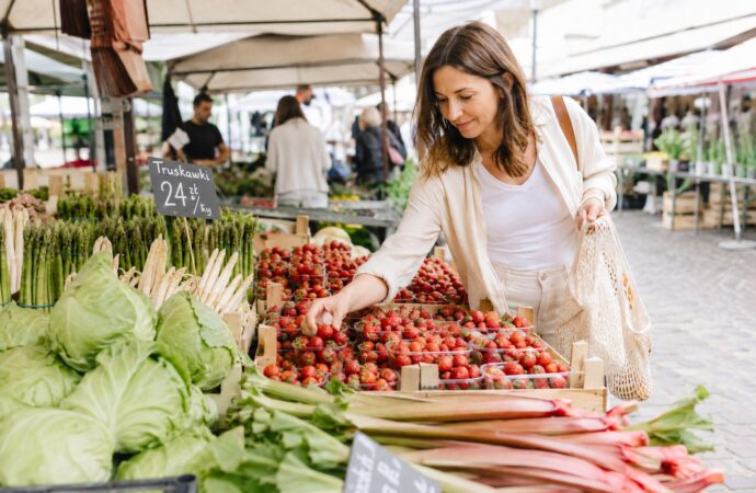 Jedzenie wspierające wellbeing. Jakie warzywa i owoce warto jeść w maju?