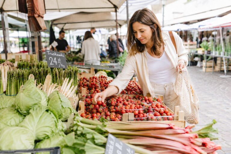 Jedzenie wspierające wellbeing. Jakie warzywa i owoce warto jeść w maju?