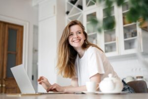 Praca zdalna vs. hybrydowa. Która lepiej zadba o dobrostan i work-life balance?