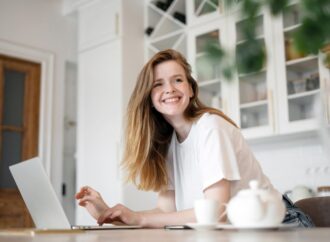 Praca zdalna vs. hybrydowa. Która lepiej zadba o dobrostan i work-life balance?