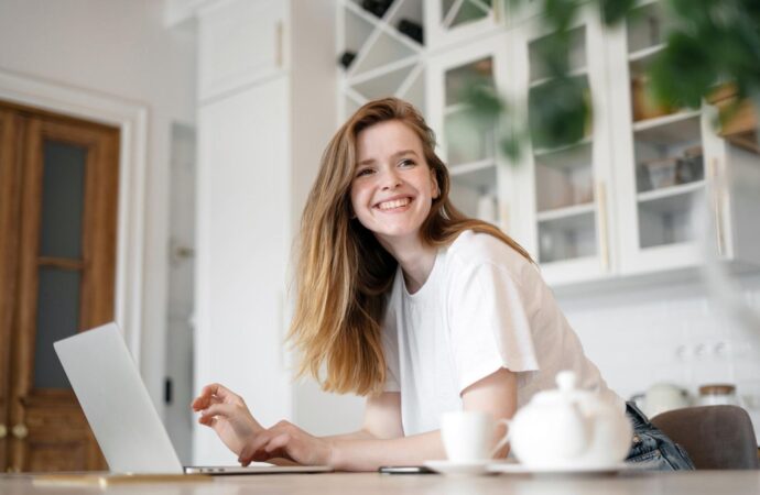 Praca zdalna vs. hybrydowa. Która lepiej zadba o dobrostan i work-life balance?