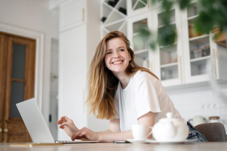 Praca zdalna vs. hybrydowa. Która lepiej zadba o dobrostan i work-life balance?