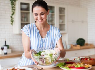 Dieta w perimenopauzie. Co jeść, aby złagodzić objawy i zadbać o zdrowie?