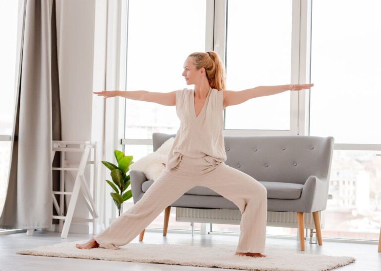 Pilates w domu. Jak ćwiczyć skutecznie bez drogiego sprzętu? Twój poradnik