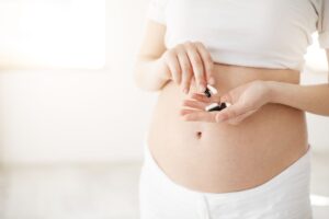 Witaminy w ciąży: co suplementować w każdym trymestrze, żeby to miało sens