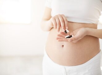 Witaminy w ciąży: co suplementować w każdym trymestrze, żeby to miało sens