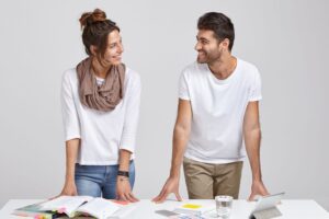 Empatia w terenie. Jak budować wellbeing pracowników z dala od biurka